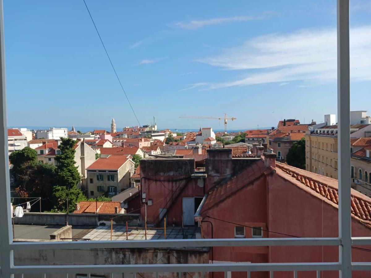Room With Private Toilet And Balcony In City Center In Shared Apartment Split Exterior photo