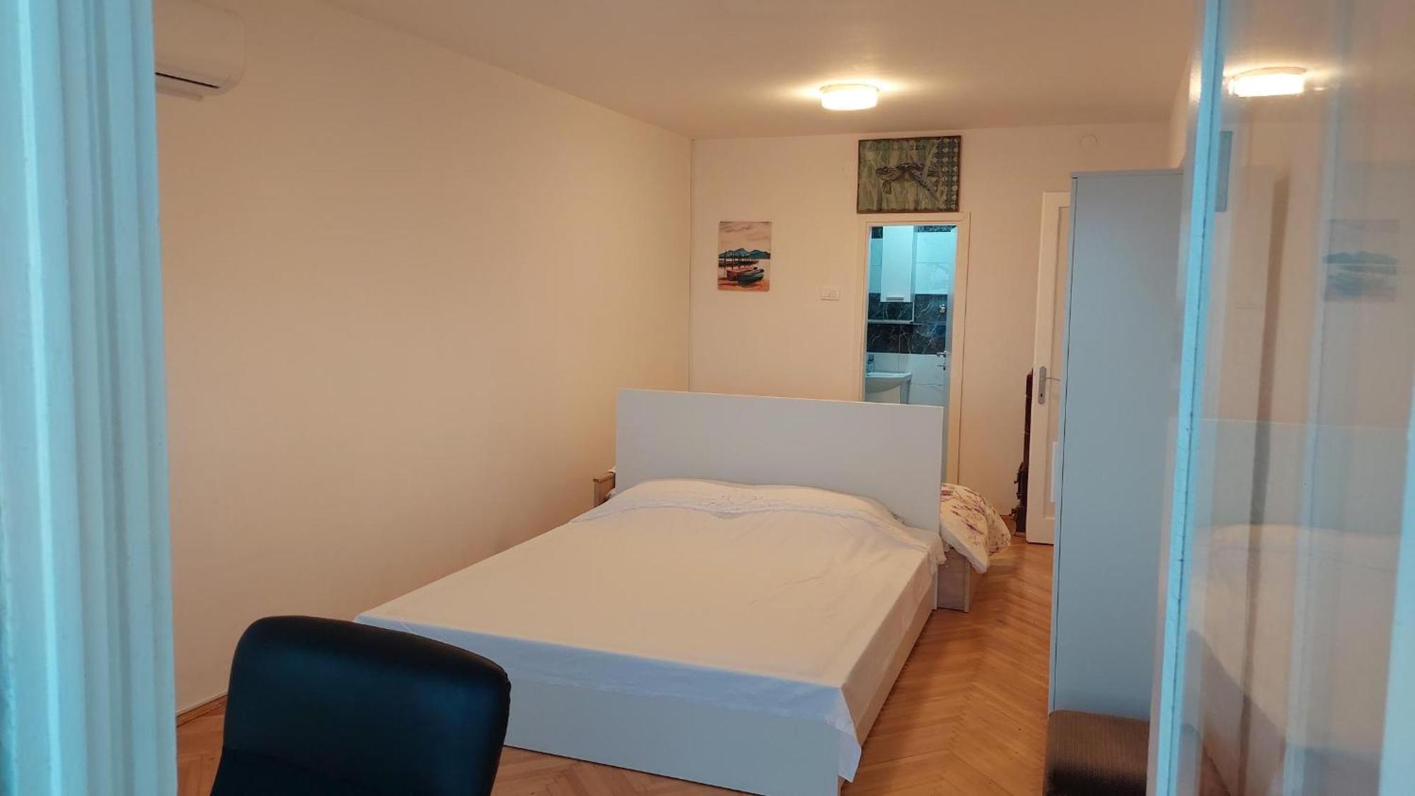 Room With Private Toilet And Balcony In City Center In Shared Apartment Split Exterior photo