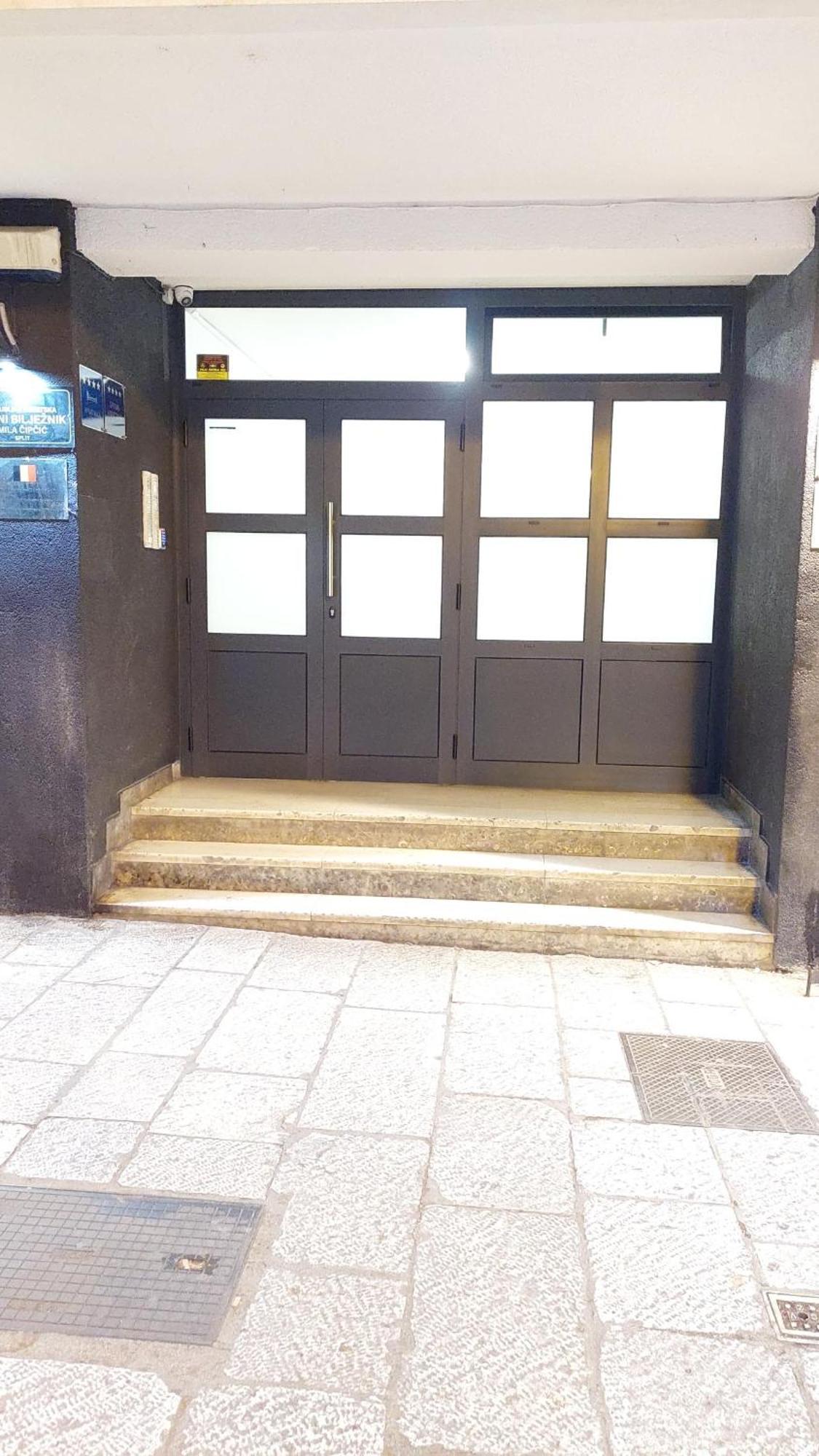 Room With Private Toilet And Balcony In City Center In Shared Apartment Split Exterior photo